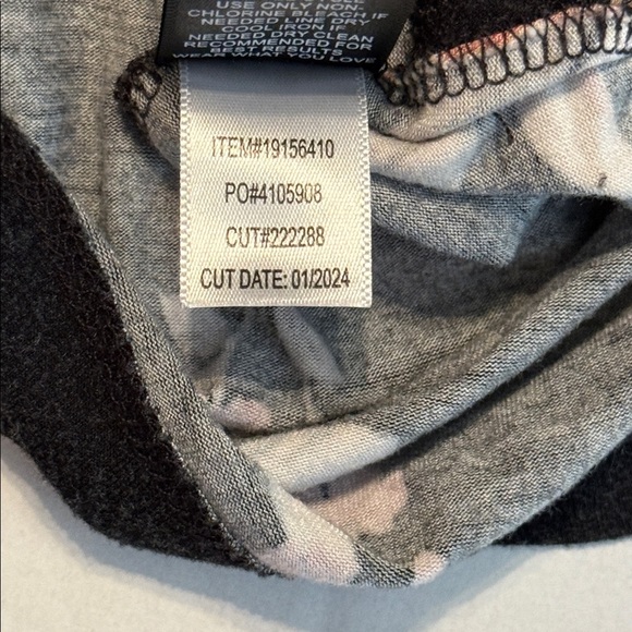 Torrid Favorite Tunic Super Soft V-Neck Tee in Black Orchid Gardens Size 2X - Picture 14 of 15